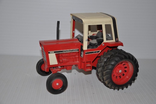 International 1586 1/16 scale toy tractor