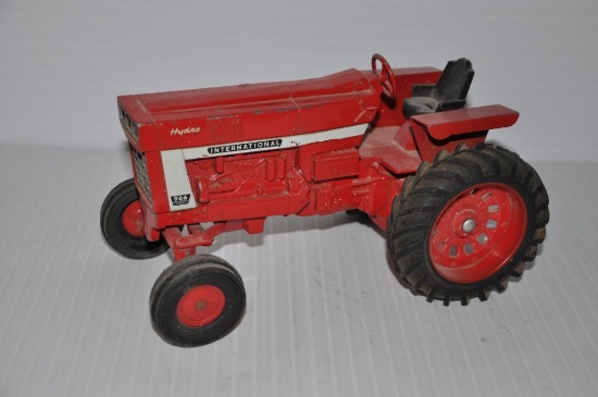 International 966 1/16 scale toy tractor