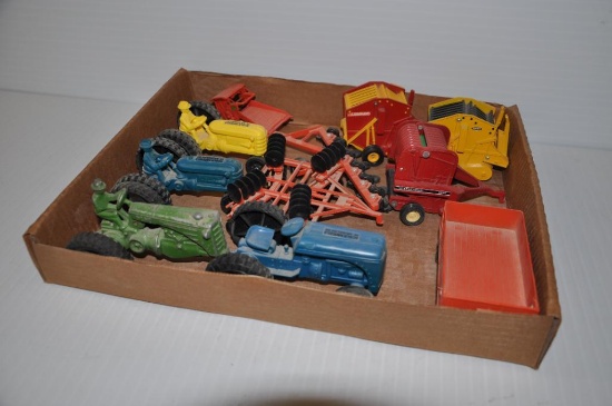 Flat of assorted farm toys - approx. 1/32 scale