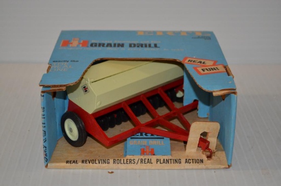 ERTL 1/16 scale Case International Grain Drill "Blueprint Replica"