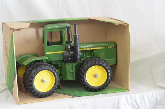 Ertl 1/16 scale John Deere 8650 4WD tractor