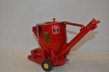 ERTL 1/16 scale International Harvester Grinder Mixer