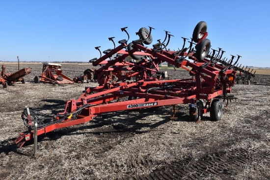 Case-IH 4300 28' field cultivator