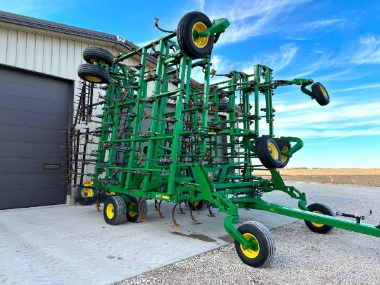 2014 John Deere 2210 64'6" field cultivator