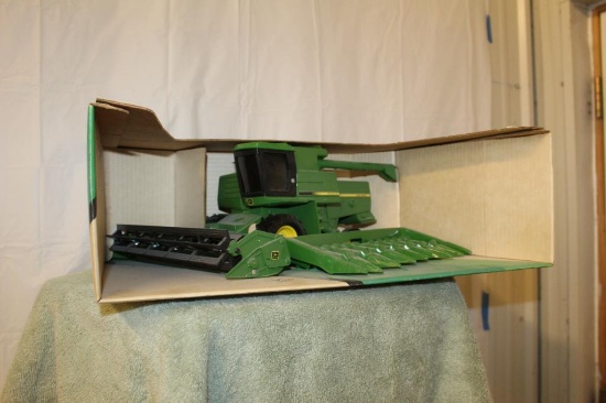 1/16 John Deere Titan II Combine with Corn and Bean Heads
