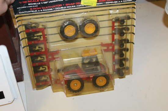 1/32 Versatile 256/276 Bi-Directional Tractor with Planter and Cultivator