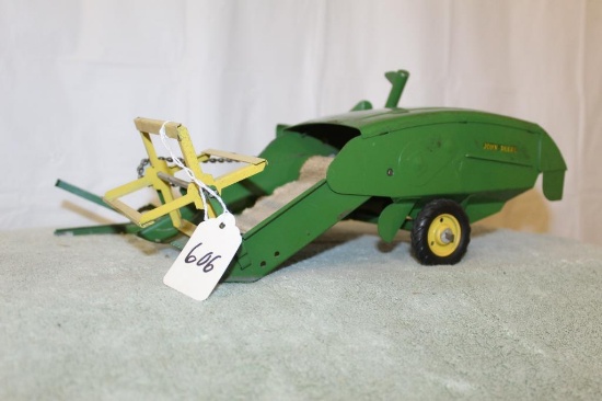 1/16 John Deere 12A Pull-Type Combine