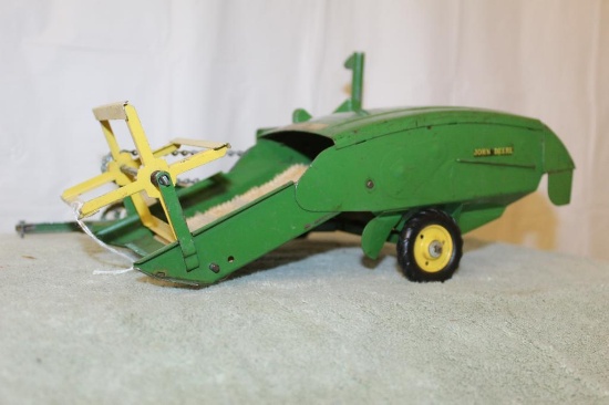 1/16 John Deere 12A Pull-Type Combine