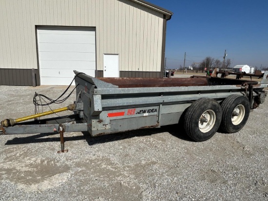 New idea 3632 tandem axle manure spreader