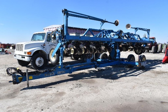 Kinze 2300 12 row 30" planter