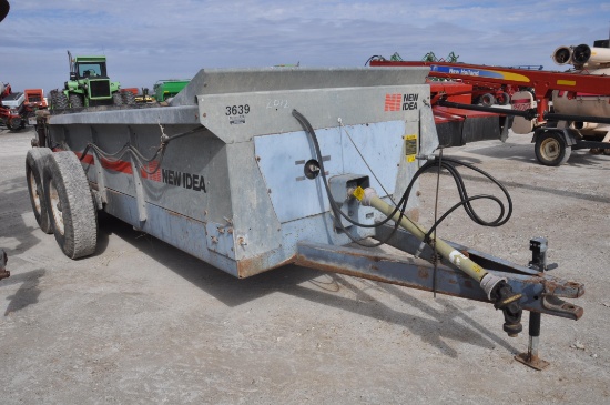 New Idea 3639 manure spreader