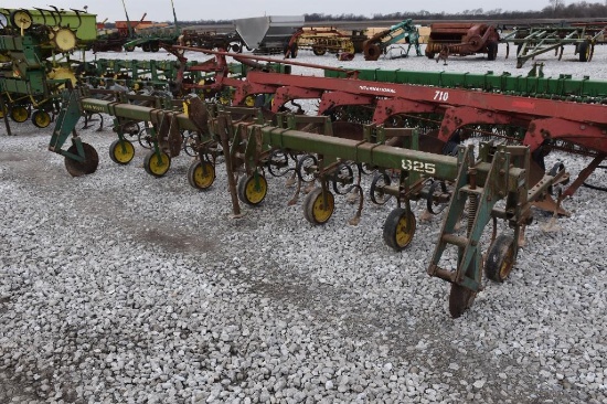 John Deere 825 6 row 30" cultivator