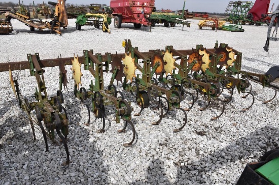 John Deere 825 6 row 30" 3-pt. cultivator
