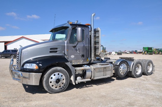 2015 Mack Pinnacle CXU613 day cab semi