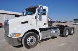 2010 Peterbilt 384 day cab semi