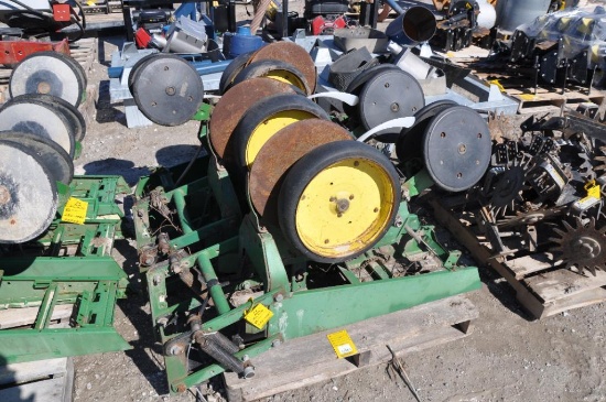 (3) John Deere 7200 planter row units