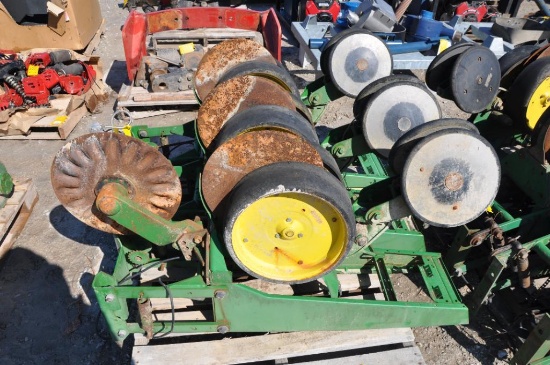 (3) John Deere 7200 planter row units
