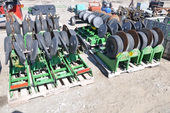 (16) John Deere MaxEmerge Plus row units