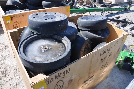 (32) John Deere gauge wheels