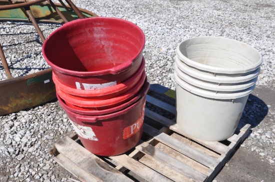 Quantity of empty mineral tubs