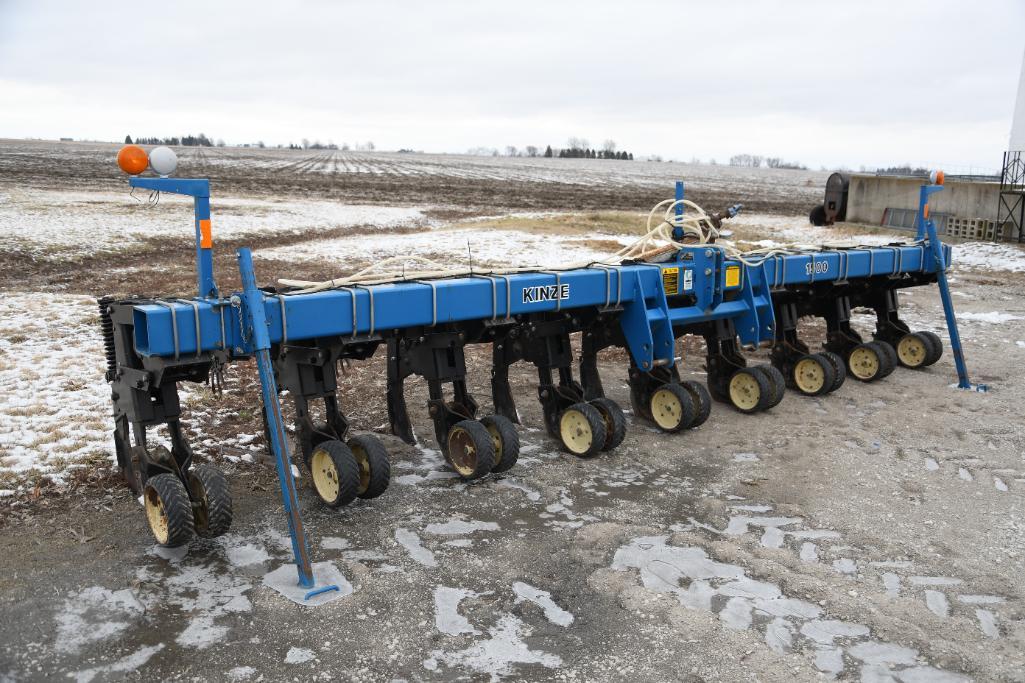 Kinze 1500 8 row 30