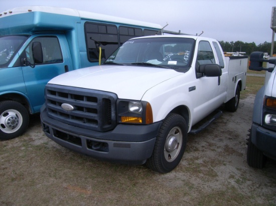 1-08224 (Trucks-Utility 2D)  Seller:Hillsborough County B.O.C.C. 2006 FORD F350