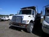 1-08246 (Trucks-Dump)  Seller:Hillsborough County B.O.C.C. 2004 INTL 7400