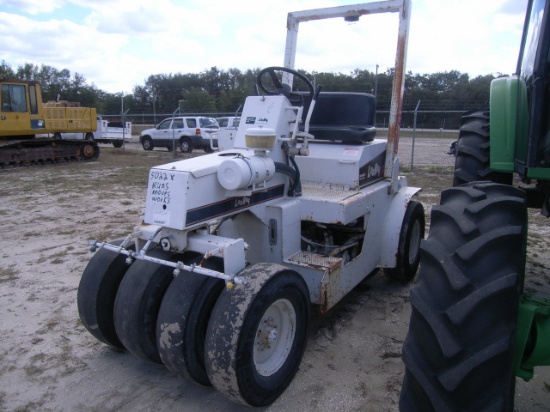 2-01182 (Equip.-Roller)  Seller:City of St.Petersburg LEEBOY 420 NINE WHEEL TRAFFIC ROLLER