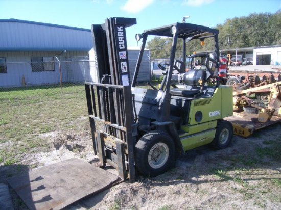 3-01116 (Equip.-Fork lift)  Seller:City of Bradenton CLARK GPX25 4000LB PNUEMATIC TIRE FORKLI