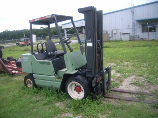 6-01118 (Equip.-Fork lift)  Seller:Private/Dealer CLARK GPX30E 3700LB LPG CUSHION TIRE