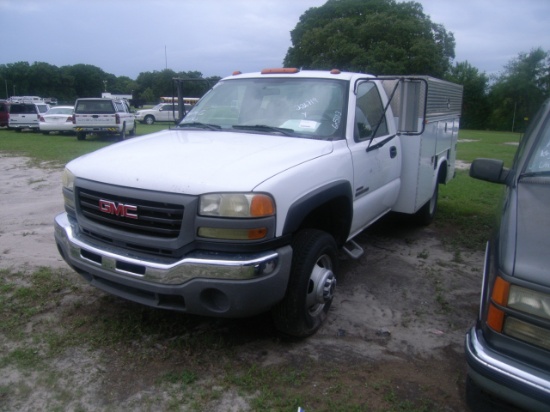 6-05113 (Trucks-Utility 2D)  Seller:Manatee County 2005 GMC 3500