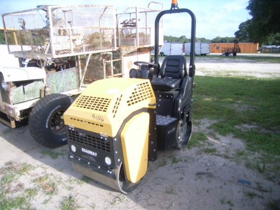 10-01130 (Equip.-Roller)  Seller:Private/Dealer ROADWAY RWYL42A DOUBLE DRUM ARTICULATING