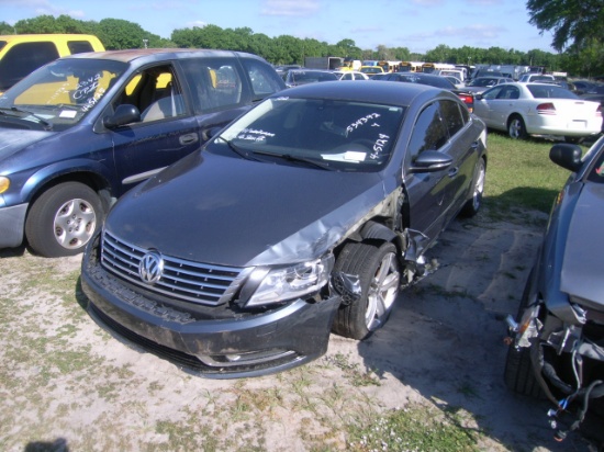 4-05124 (Cars-Sedan 4D)  Seller: Gov/Hillsborough County Sheriff-s 2013 VOLK CC