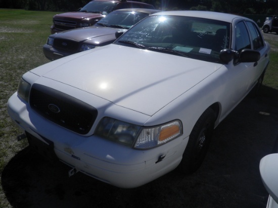 6-06135 (Cars-Sedan 4D)  Seller: Gov/Hillsborough County Sheriff-s 2005 FORD CROWNVIC