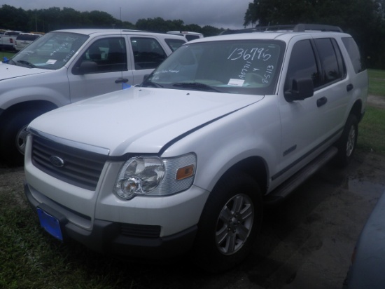 8-05113 (Cars-SUV 4D)  Seller: Gov/Hillsborough County B.O.C.C. 2006 FORD EXPLORER