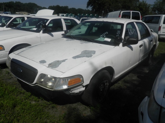 10-05111 (Cars-Sedan 4D)  Seller: Gov/Hillsborough County Sheriff-s 2005 FORD CROWNVIC