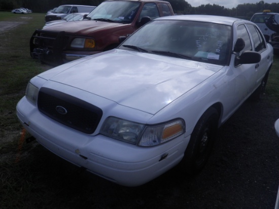 10-06118 (Cars-Sedan 4D)  Seller: Gov/Hillsborough County Sheriff-s 2011 FORD CROWNVIC