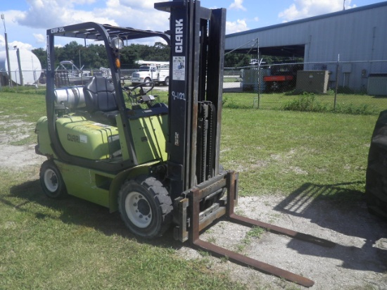 11-01124 (Equip.-Fork lift)  Seller:Private/Dealer CLARK CMP25L 4000LB L.P.G. FORKLIFT