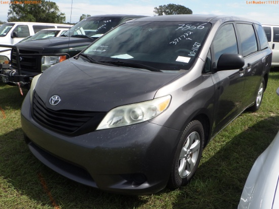 10-11127 (Cars-Van 4D)  Seller: Gov-Orange County Sheriffs Office 2013 TOYT SIEN