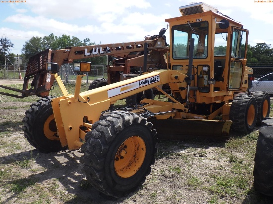 3-01200 (Equip.-Grader)  Seller: Gov-City of St.Petersburg LEEBOY 685B ENCLOSED