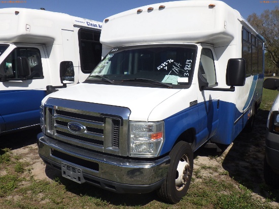 3-08213 (Trucks-Buses)  Seller: Gov-Hillsborough Area Regional 2014 FORD E450