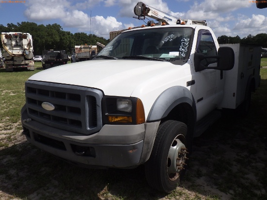 6-08228 (Trucks-Utility 2D)  Seller: Gov-City of St.Petersburg 2006 FORD F550SD