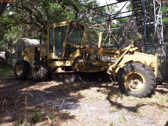 7-14115 (Equip.-Grader)  Seller: Florida State F.W.C. CHAMPION 720 MOTOR GRADER