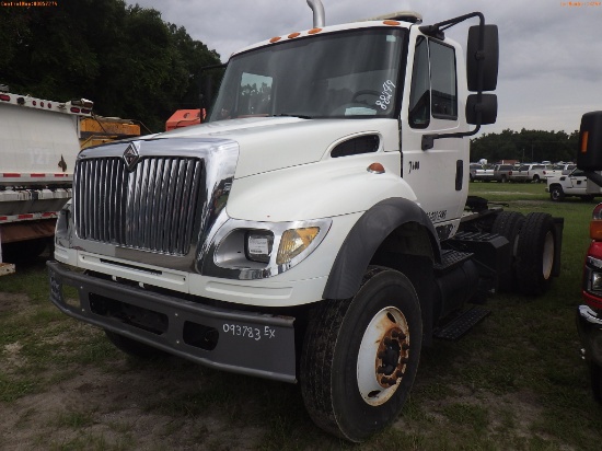 8-08249 (Trucks-Tractor)  Seller: Gov-Manatee County 2004 INTL 7600