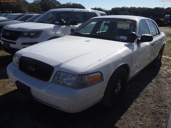 2-06120 (Cars-Sedan 4D)  Seller: Gov-Hernando County Sheriffs 2011 FORD CROWNVIC