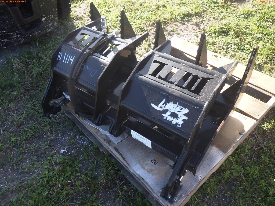 10-01114 (Equip.-Implement misc.)  Seller:Private/Dealer DINGO SKID STEER GRAPPL