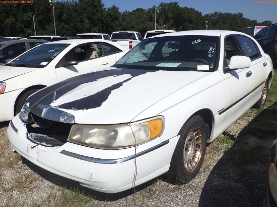 10-05201 (Cars-Sedan 4D)  Seller: Gov-Port Richey Police Department 1998 LINC TO