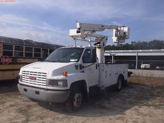 2-08130 (Trucks-Aerial lift)  Seller: Gov-Manatee County 2006 GMC C4500