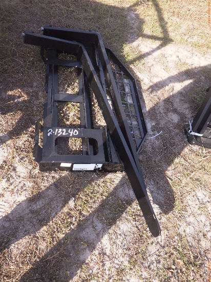 2-13240 (Equip.-Implement misc.)  Seller:Private/Dealer QUICK CONNECT PALLET FOR