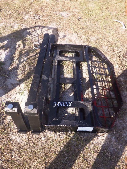 2-13238 (Equip.-Implement misc.)  Seller:Private/Dealer QUICK CONNECT PALLET FOR